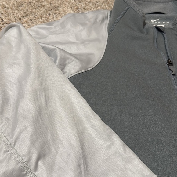 Nike Women's Gray and Silver Therma-Fit Lightweight Full Zip Jacket - Picture 2 of 6